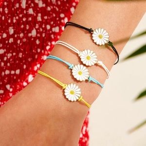 🌸 Dainty Daisy Bracelet